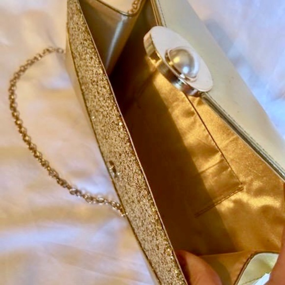 💲SALE💲 NWT Gold Handbag with Goldtone Chain Strap - Picture 4 of 4